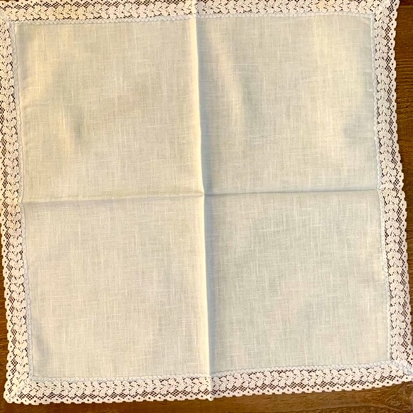 Elegant blue Lace-Trimmed Napkins - Picture 2 of 6